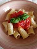 "Maccarone..."Rigatoni al filetto di pomodoro e basilico🍝🍅🧅