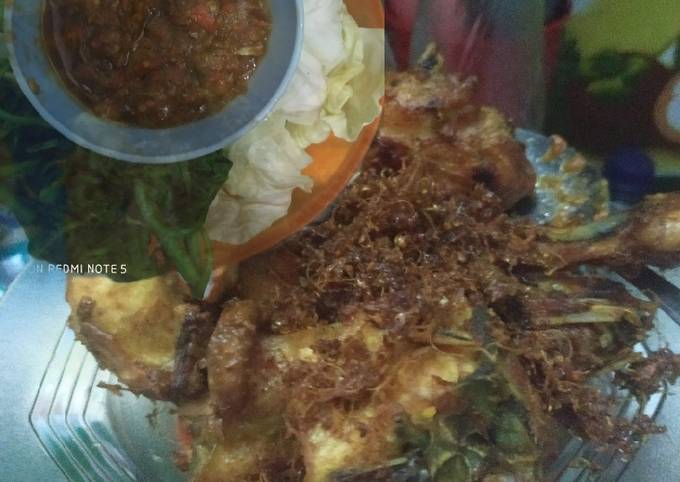 Ayam goreng lengkuas,sambel penyet,dan lalapan