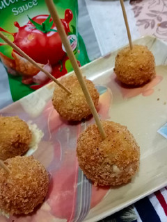 A picture of Chicken cheese balls.