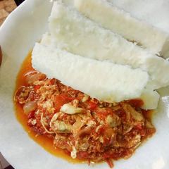 A picture of Boiled yam with egg sauce.