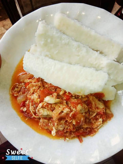 A picture of Boiled yam with egg sauce.