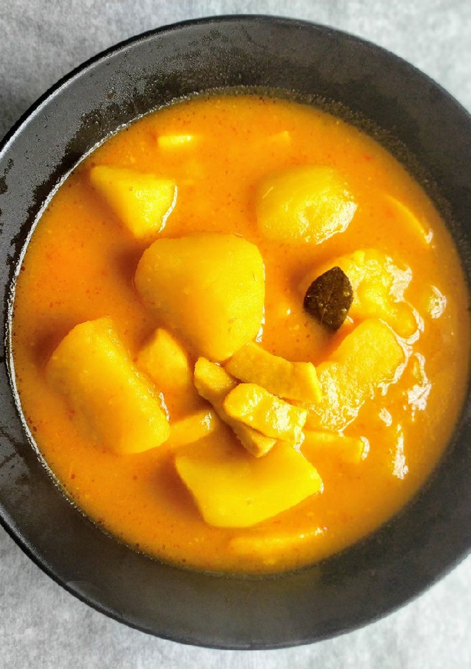 Una foto de Patatas guisadas con rabas de calamar