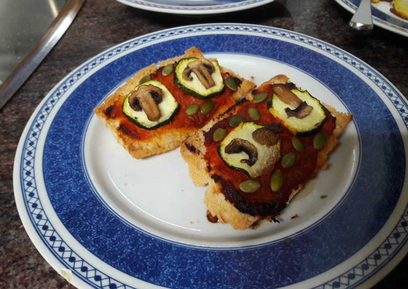 Pizza en pan sin gluten vegana<br /> 🥖<br /> 🍕