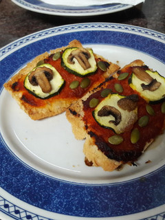 Una foto de Pizza en pan sin gluten vegana 🥖 🍕