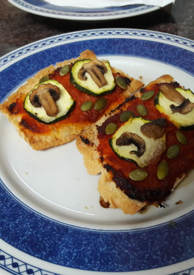 Una foto de Pizza en pan sin gluten vegana 🥖 🍕