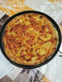 Una foto de Pizza hawaiana con los bordes rellenos