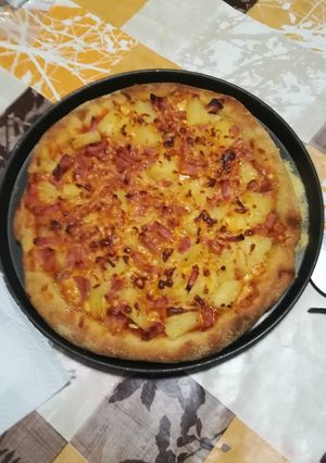 Foto principal de Pizza hawaiana con los bordes rellenos
