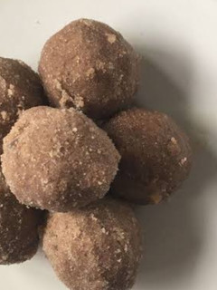 அவல் தேங்காய் லட்டு (Aval thenkaai laddo recipe in tamil) செய்முறை முக்கிய புகைப்படம்