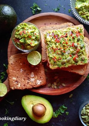 एवोकाडो टोस्ट (avocado toast recipe in hindi) रेसिपी मुख्य फोटो