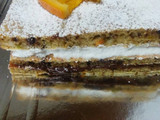 Bizcocho de chocolate y nata con pistachos