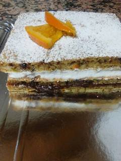 Una foto de Bizcocho de chocolate y nata con pistachos