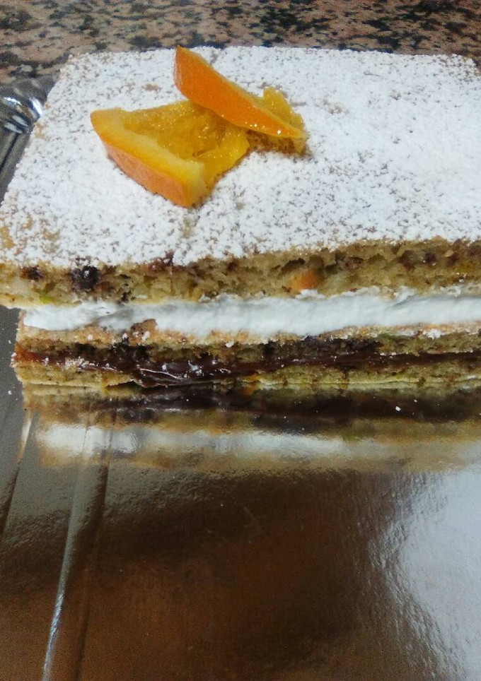 Una foto de Bizcocho de chocolate y nata con pistachos
