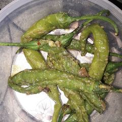 A picture of Fried green chillies.