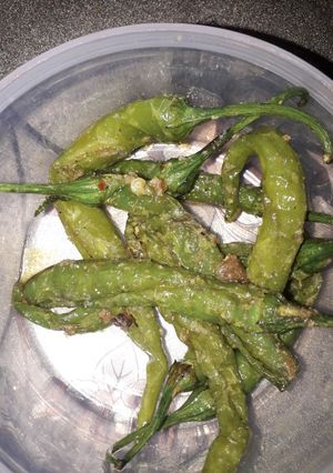 A picture of Fried green chillies.