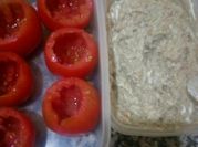 Una foto de tomates rellenos con arroz