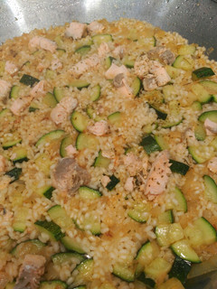 Una foto de Arroz con salmón y calabacín