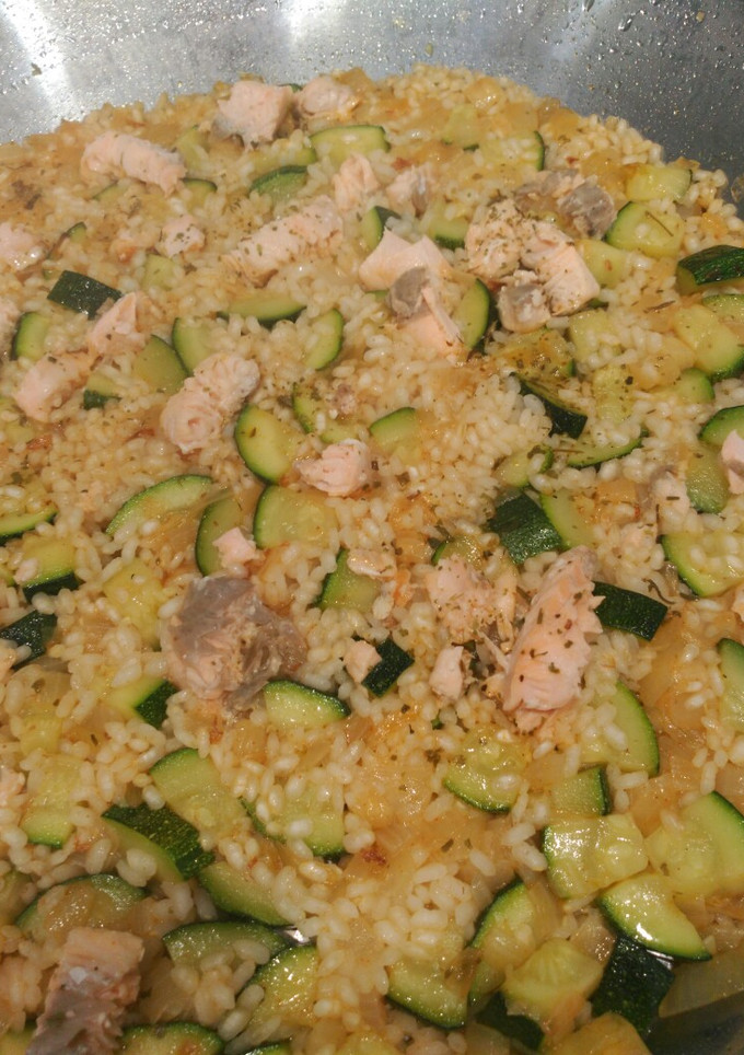 Una foto de Arroz con salmón y calabacín