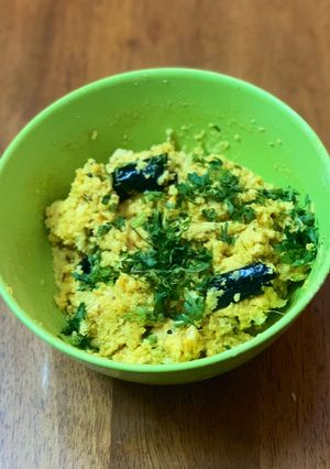 A picture of Kairichi dal / raw mango chutney.