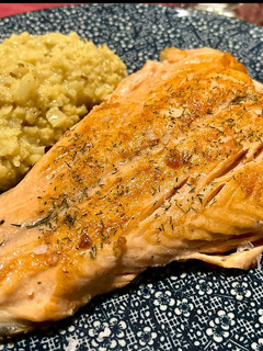 Una foto de Salmón al eneldo con falso risotto de coliflor