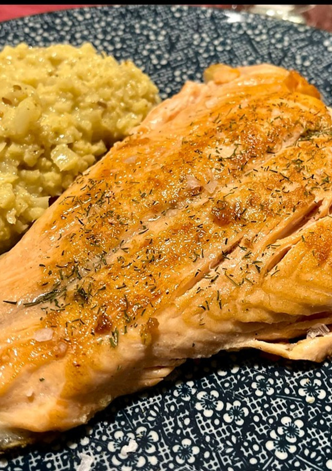 Una foto de Salmón al eneldo con falso risotto de coliflor