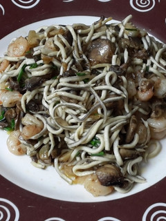 Una foto de Champiñones con gambas y angulas