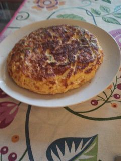 Una foto de Tortilla de calabacín, cebolla y tiras de bacon