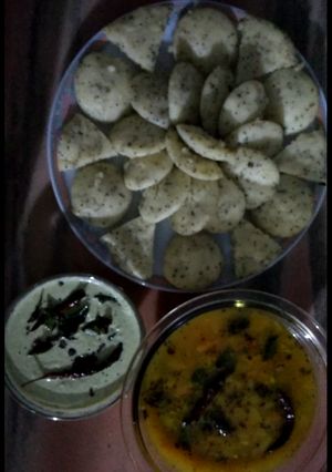 A picture of Fenugreek leaves(methi)idly in two shapes.