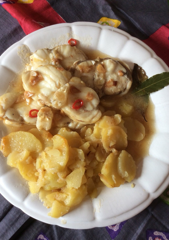 Una foto de Rape al horno con refrito de ajo