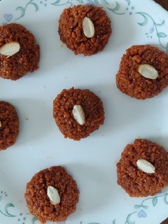 થાબડી પેંડા (Thabdi Penda Recipe In Gujarati) રેસીપી મુખ્ય ફોટો