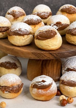 Una foto de Miguelitos o pan de leche caseros rellenos de dulce de leche