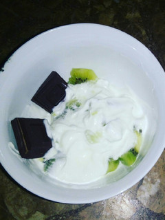 Una foto de Yogur griego con kiwi