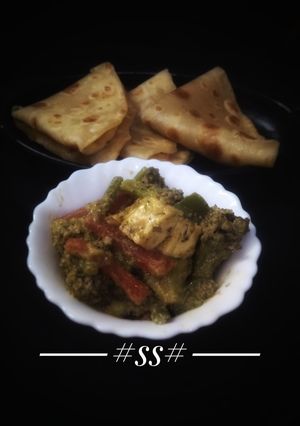 A picture of Navaratan curry.