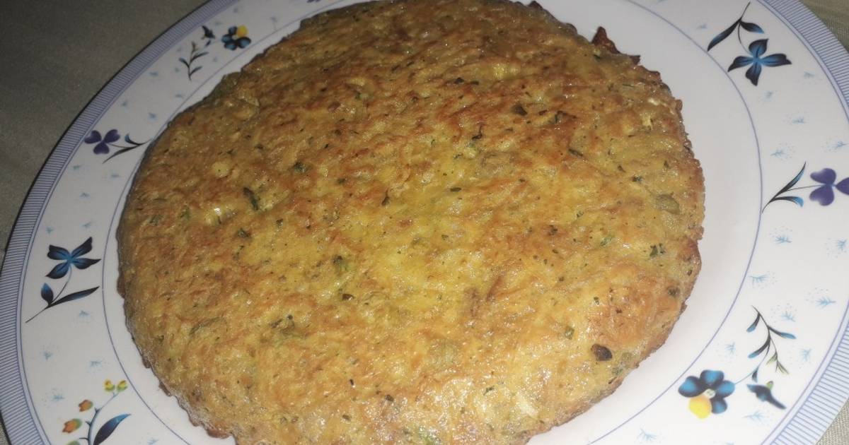 Tortilla de papa rallada y arvejas Receta de Ayelen Moris Cookpad