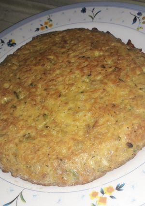Una foto de Tortilla de papa rallada y arvejas