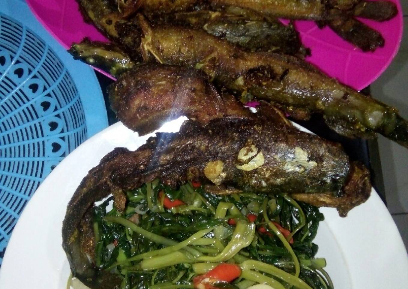 Oseng kangkung lauk lele goreng khas keluarga besar