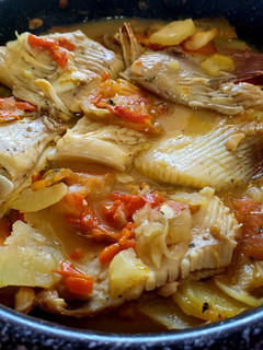 Una foto de Raya con verduras al horno