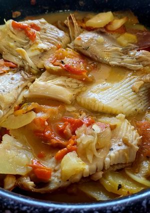 Una foto de Raya con verduras al horno