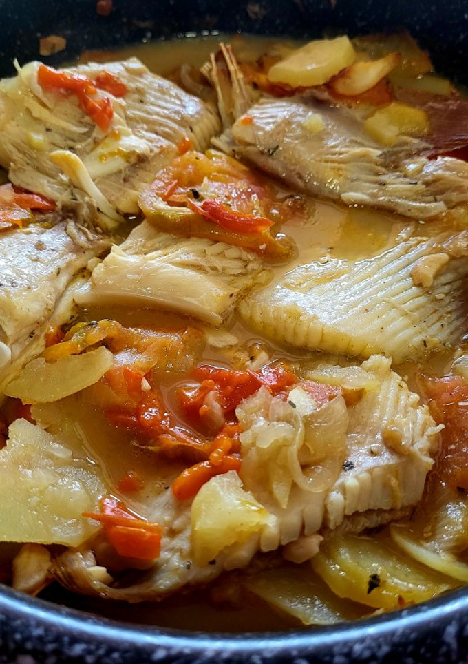 Una foto de Raya con verduras al horno