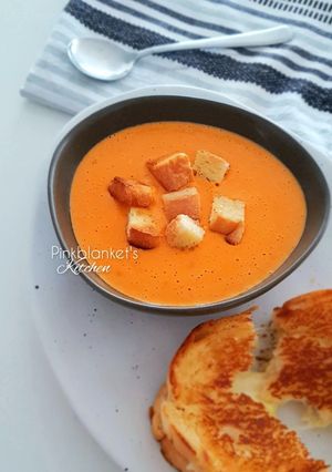 A picture of Tomato Soup and Grilled cheese sandwich.