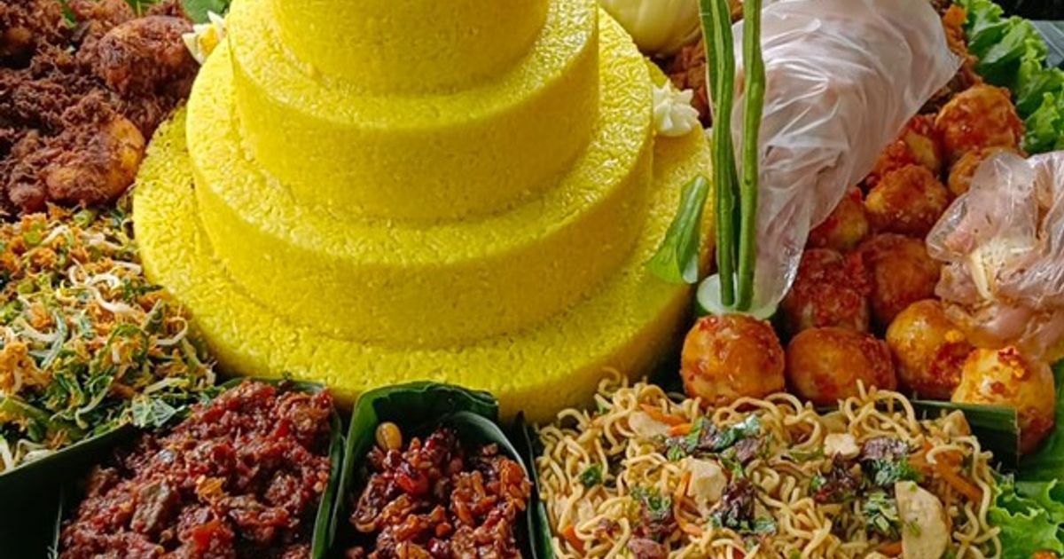 Tumpeng nasi kuning