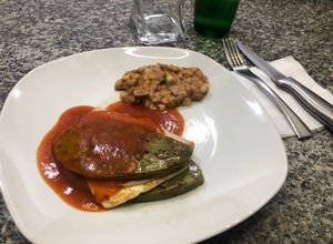 Una foto de Nopal asado en caldillo jitomate (con pechuga pavo y queso panela)