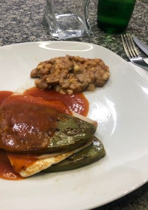 Una foto de Nopal asado en caldillo jitomate (con pechuga pavo y queso panela)