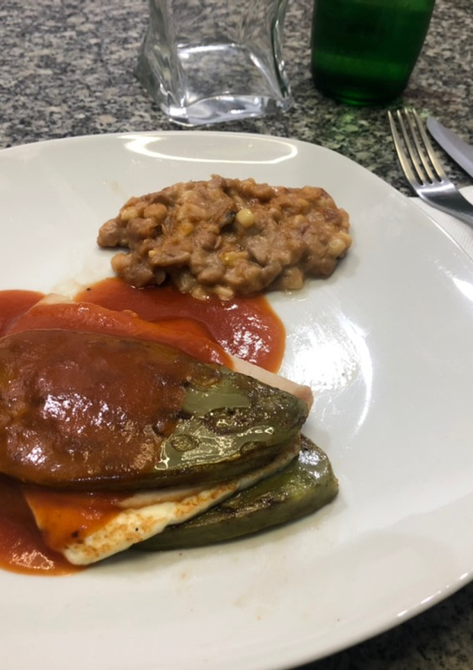 Una foto de Nopal asado en caldillo jitomate (con pechuga pavo y queso panela)