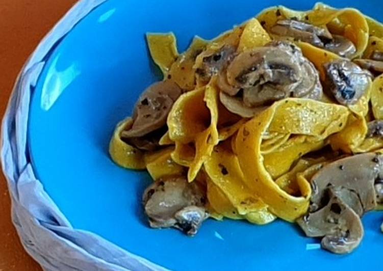 Recipe of Super Quick Homemade Pappardelle alla curcuma con funghi senza uova