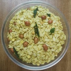 Quick roasted poha chivda A picture of Quick roasted poha chivda.
