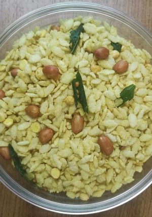 A picture of Quick roasted poha chivda.