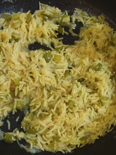 Una foto de Arroz basmati al curry con pimiento verde