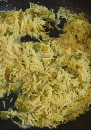 Una foto de Arroz basmati al curry con pimiento verde