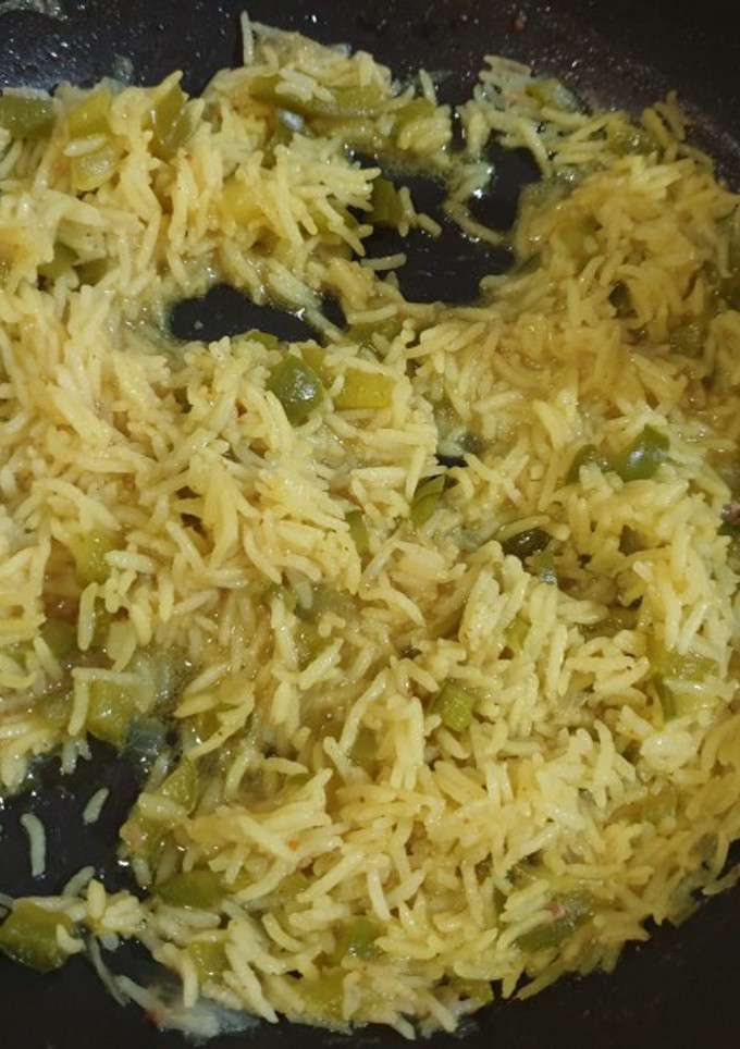 Una foto de Arroz basmati al curry con pimiento verde