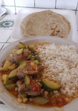 Una foto de Puerco con calabazitas y elote
